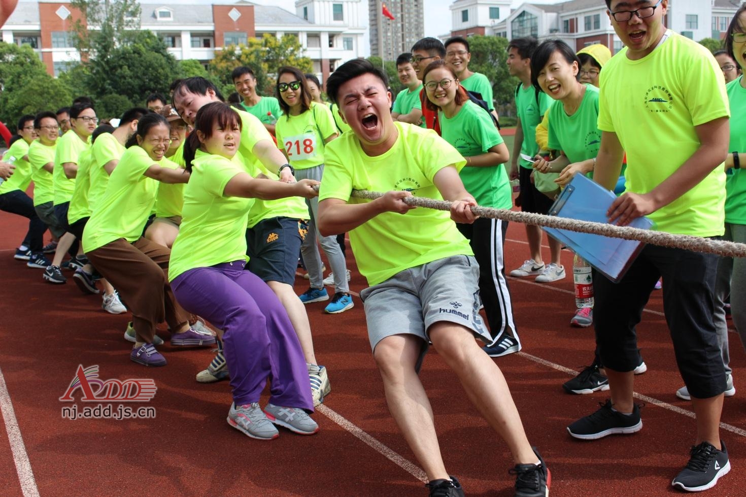 “奋力拼搏，一往无前” ——艺术传媒学院拔河比赛-完满教育-重庆移通学院